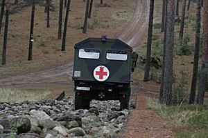 Bw-Sanitaetswagen auf Losen Geroellhang