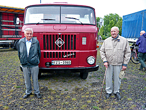 Prof. W. Kohl und Mstr. E. Lumm vorm ersten Serien-W50 von 1965